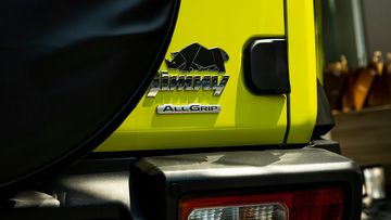 Suzuki Jimny 2024 khá đa dụng với hệ dẫn động 4 bánh bán thời gian AllGrip Pro với chế độ cầu chậm