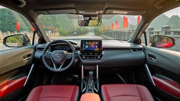 Khoang lái Toyota Corolla Cross 2024 vẫn sử dụng ngôn ngữ quen thuộc với bố cục phân tầng hiện đại
