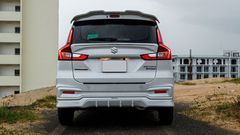 Đèn hậu Ertiga Hybrid có kích thước lớn và đặt dọc, chạy dài từ cốp xe lên gần hết kính sau