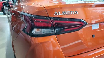 Cụm đèn hậu trên Almera 2023 tạo hình dạng mũi tên