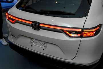 Cả 3 phiên bản Honda HR-V 2025 đều trang bị đèn hậu dạng LED nằm ngang nổi bật