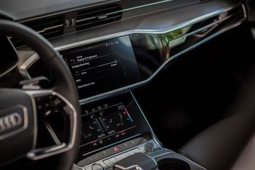 Audi A6 45 2023 tiếp tục được trang bị màn hình trung tâm MMI mới mang xu hướng tương lai