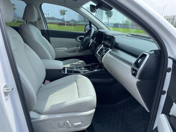 Hàng ghế trước trên bản Premium hỗ trợ chỉnh điện, nhớ vị trí ghế lái, cùng chức năng sưởi và làm mát. Các phiên bản còn lại chỉ chỉnh cơ