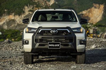 Toyota Hilux là đối trọng đáng gờm nhất của Ford Ranger.