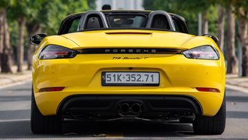  Phần đuôi xe Porsche 718 Boxster 2024 sở hữu thiết kế khá tinh tế và hiện đại