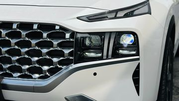 Hyundai SantaFe 2024 được trang bị đèn định vị ban ngày DRL với tạo hình T-Shaped tách rời mới lạ