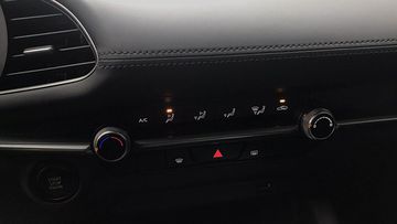 Phiên bản Deluxe sử dụng điều hòa chỉnh cơ