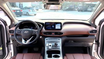 Hyundai SantaFe 2024 sở hữu không gian nội thất có thiết kế hiện đại, trực quan