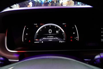 Đồng hồ l&aacute;i GAC M6 Pro 2025 kh&aacute; hiện đại khi trang bị m&agrave;n h&igrave;nh đa th&ocirc;ng tin LCD 7 inch