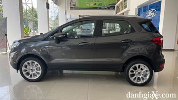 Thân xe tạo hình khỏe khoắn với các đường gân dập nổi