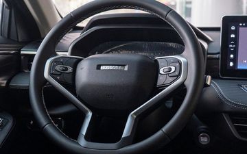 Vô lăng Haval Jolion 2025 có thiết kế 3 chấu với phần viền bạc có ý tưởng khá giống với Range Rover Evoque