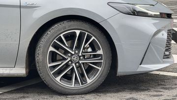 La-zăng Toyota Camry 2025 hiện đại với kích thước 18 inch thể thao
