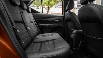 Hàng ghế thứ hai Nissan Kicks 2023 e-POWER có không gian để chân khiêm tốn, lưng ghế khá đứng
