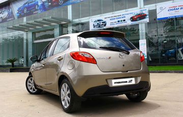 Đuôi xe Mazda 2 phiên bản 2012 toát lên vẻ năng động và thể thao