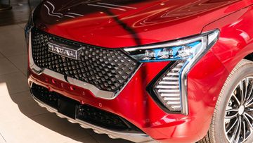 Đầu xe Haval Jolion 2025 khá cao cấp với mặt ca lăng mở rộng lấy ý tưởng bầu trời sao rơi