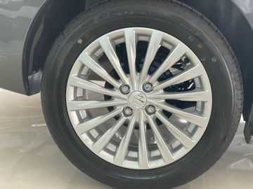 Mẫu sedan Nhật Bản sở hữu mâm xe 16 inch, có thiết kế đa chấu sơn bạc sang trọng