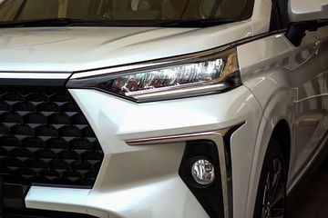 Đèn pha tất cả phiên bản Toyota Veloz sử dụng công nghệ LED, cho hiệu quả ánh sáng cao hơn, đồng thời tiết kiệm năng lượng hơn. 