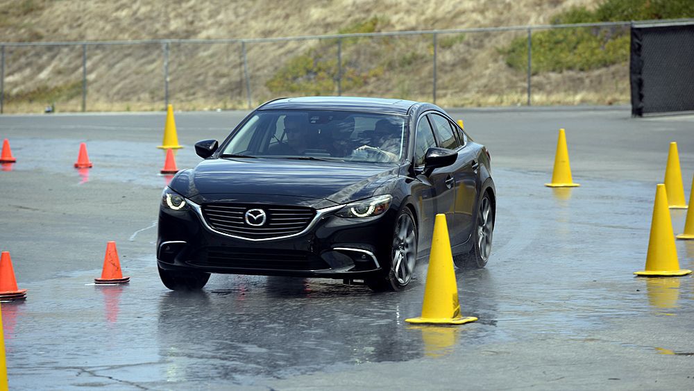  Más información sobre el sistema de control de curvas exclusivo de Mazda G-Vectoring Control