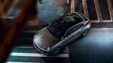 Cửa sổ trời toàn cảnh giúp tầm nhìn trong xe Porsche Cayenne Coupe 2024 thoáng đãng hơn