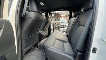 Hàng ghế thứ 2 cố định, thiết kế có độ dốc