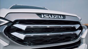 Isuzu MU-X thế hệ mới tiếp tục duy trì lưới tản nhiệt mạnh mẽ đặc trưng