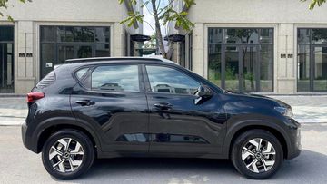 Phía trên thân xe Kia Sonet 2024 được lắp một bộ baga mui chuẩn phong cách SUV