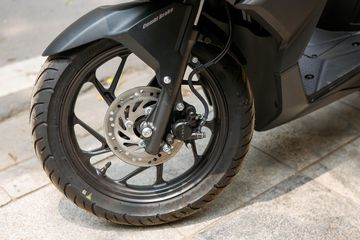 Bánh xe Honda Vario 160 kích thước lớn được trang bị bộ lốp lớn và dày