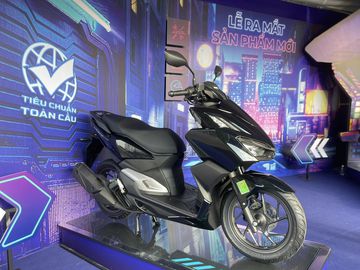 Honda Vario 2023 tạo ấn tượng với lối thiết kế hầm hố, mạnh mẽ và không kém phần trẻ trung