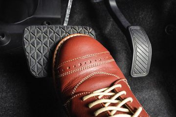 Rà phanh khi đổ dốc là một trong những thói quen tàn phá hệ thống phanh