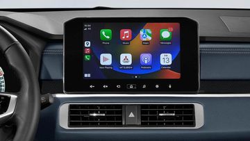 Màn hình cảm ứng trung tâm đặt nổi 9 inch với giao diện hiện đại, hỗ trợ kết nối Apple CarPlay/Android Auto