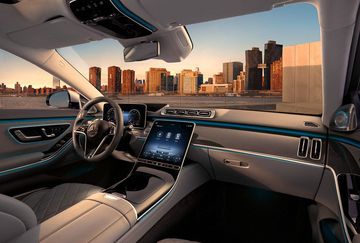 Khoang nội thất trên xe Mercedes-Benz S450 2023 được lấy cảm hứng từ kiến trúc du thuyền sang trọng