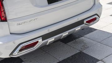 Đưa mắt xuống dưới, cản sau xe mạ bạc có đi kèm các khe gió nhằm tối ưu khí động học