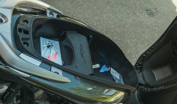 Phần cốp của Honda SH125i 2023 cũng được mở rộng diện tích khá nhiều