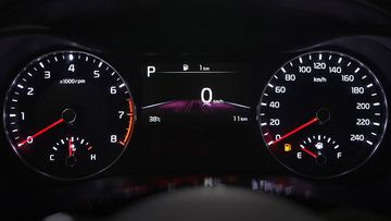 Khu vực bảng đồng hồ bao gồm hai đồng hồ analog kèm theo màn hình LCD hiển thị đa thông tin