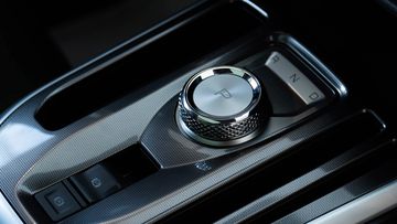 Cần số Haval Jolion 2025 cũng sử dụng thiết kế dạng núm xoay tương tự các dòng xe Range Rover trước đây