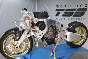 Triumph Street Triple 765 RS 2023 lvới ba xy-lanh 765cc hoạt động mạnh mẽ