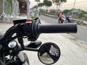 Bên phải ghi đông là nút khởi động động cơ, nút đèn ưu tiên và nút đề máy