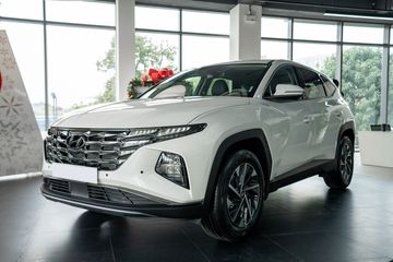 Hyundai Tucson sở hữu ngoại hình hiện đại có phần cứng cáp cùng khoang nội thất thoáng đãng
