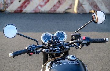 Phía đầu xe Bonneville T120 là màn hình LCD hiển thị đầy đủ các thông tin cần thiết