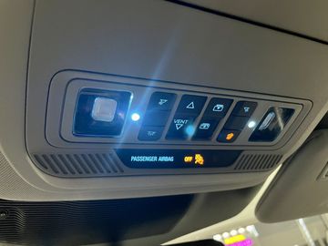 Các nút bấm chức năng phía trên trần khu vực khoang lái