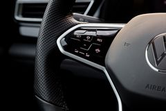 Vô lăng Teramont X Platinum được bọc da cao cấp, điều chỉnh 4 hướng, tích hợp điều khiển trên vô lăng dạng cảm ứng