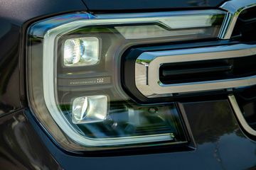 Phiên bản Titanium+ được Ford ưu ái trang bị cụm đèn pha hiện đại nhất với công nghệ LED Matrix, còn được gọi là đèn LED ma trận. Ở công nghệ này, đèn có khả năng tự chiếu sáng theo vùng, từ đó hỗ trợ chiếu góc khi đánh lái.