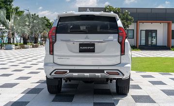 Vẻ cứng cáp tiếp tục được duy trì ở phần đuôi xe của cả 2 phiên bản