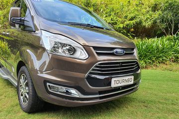 Phần đầu xe với lưới tản nhiệt của Ford Tourneo