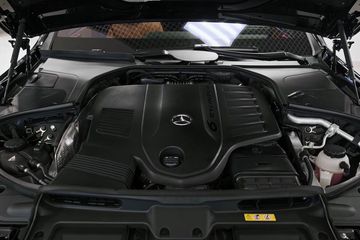 Mercedes S450 2023 mang trái tim là động cơ M256, dung tích 3.0 lít 6 xi-lanh thẳng hàng mới, có tích hợp công nghệ hỗ trợ điện EQ Boost 48V