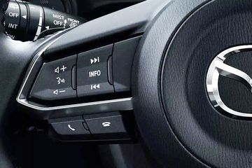 Trên vô lăng có nhiều phím bấm tiện ích như điều chỉnh âm lượng, đàm thoại rảnh tay...