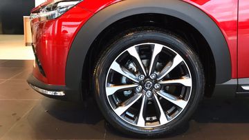 Nâng đỡ toàn bộ xe là bộ mâm kích thước 18 inch đa chấu hợp kim