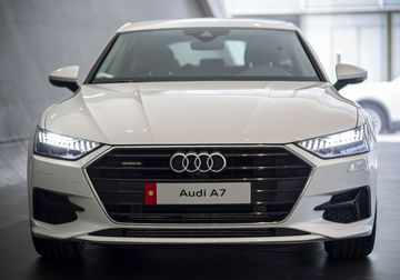 Phía trước Audi A7 55 là bộ lưới tản nhiệt lục giác khung đơn được mở rộng hơn trước, bên trong bao gồm những thanh nan nằm ngang đặc trưng