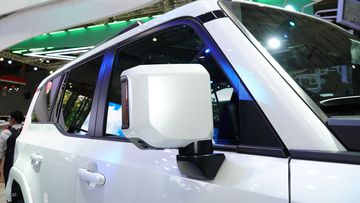 Gương chiếu hậu Toyota Land Cruiser Prado 2025 cũng thiết kế vuông vức tương tự ngôn ngữ chung