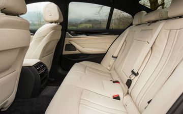 Khoảng để chân thoải mái cho cả những hành khách cao trên 1m7